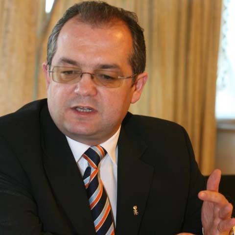 Boc îi invită pe "căpşunari" să-şi deschidă afaceri în România