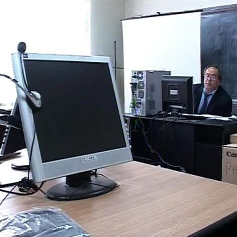 Peste 20 de calculatoare stau nefolosite la o şcoală din Prahova pentru că nimeni nu ştie să lucreze cu ele 