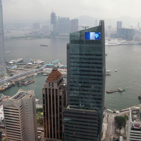 Preşedintele AIG le cere celor care au primit bonusuri să înapoieze măcar jumătate din bani