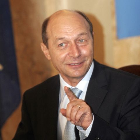 Băsescu sugerează statului să termine blocurile firmelor private