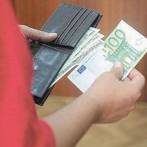 DGA a susţinut că angajata Serviciului de Permise Cluj arestată miercuri ar fi primit peste 5.000 euro mită