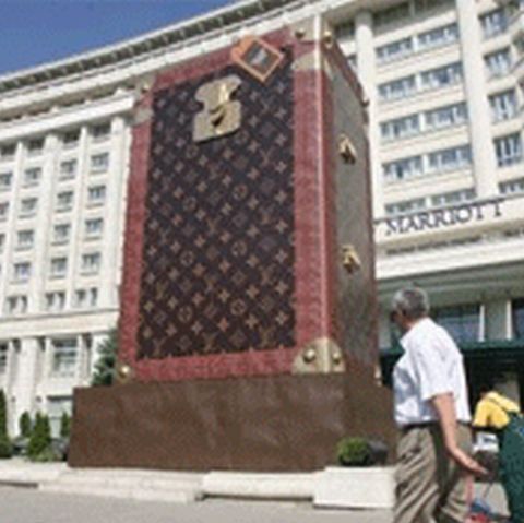 Amplasarea reclamelor pe monumentele din Bucureşti va fi interzisă