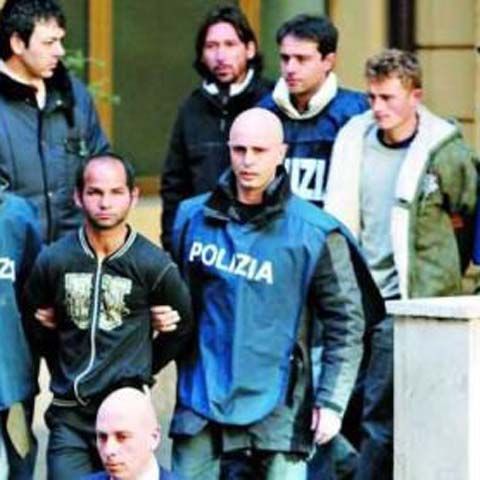 Încă doi români au fost arestaţi pentru violarea adolescentei de la Roma, probele ADN corespund