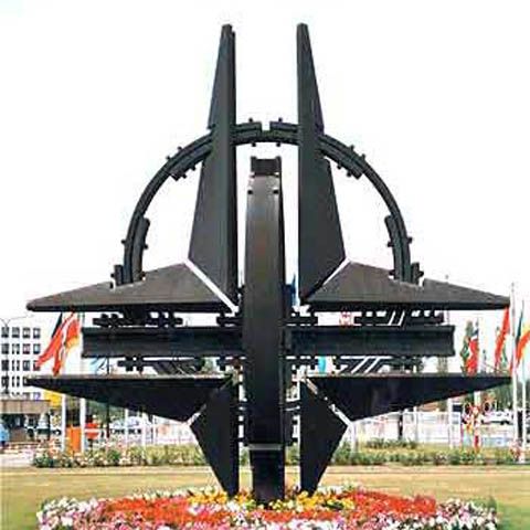 Un grup de pacifişti a încercat să ocupe sediul NATO