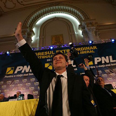 Crin Antonescu este noul preşedinte al PNL