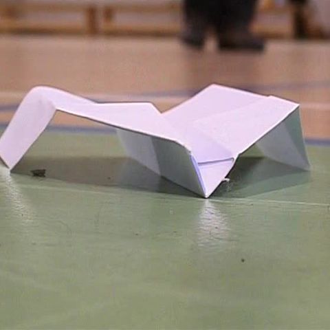 Peste 100 de clujeni s-au întrecut într-un concurs de avioane de hârtie 