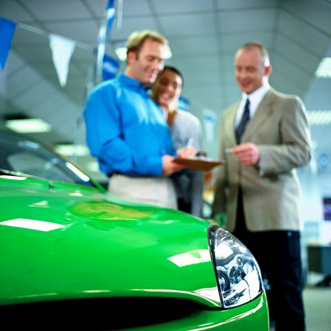 Dealerii auto se întrec în promoţii pentru a-i convinge pe români să-şi cumpere o maşină nouă