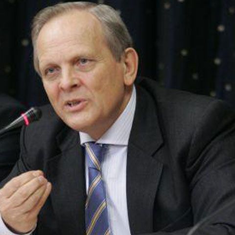 Stolojan spune că Antonescu e bun "doar la discursuri", spre deosebire de Orban - un bun organizator