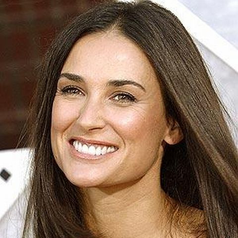 Demi Moore îi cere unei fane să nu apeleze la chirurgia estetică pentru a semăna cu ea