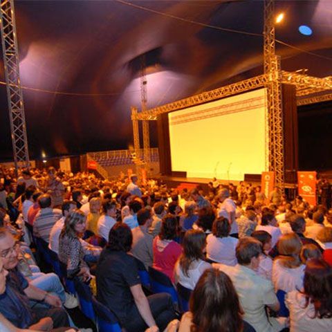 Proiecţii de pelicule româneşti şi străine în 16 oraşe din România, prin proiectul Caravana filmelor