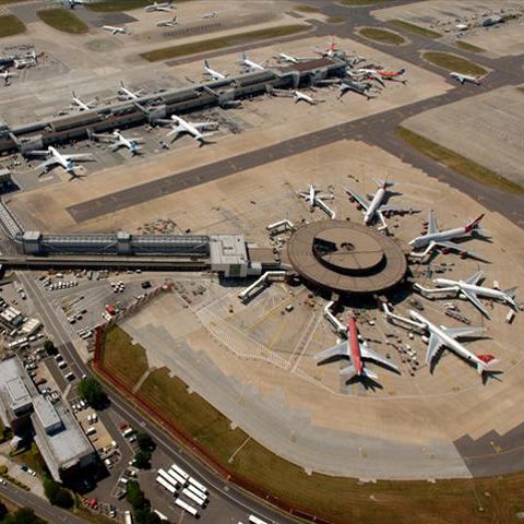 Un avion a fost evacuat la Londra, după ce la bord a fost găsit un obiect suspect