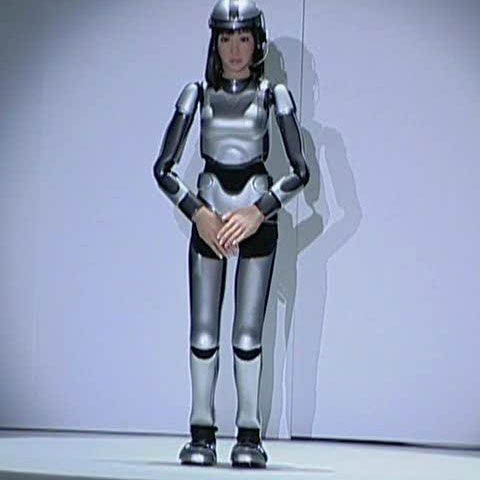 Ultima senzaţie a roboticii japoneze a deschis o paradă a modei la Tokyo