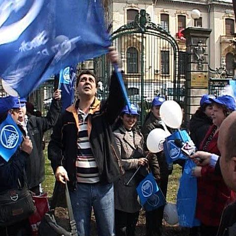 Sindicaliştii au protestat luni la sediul PSD