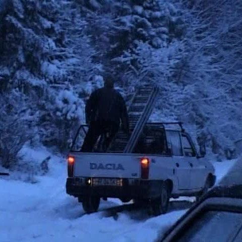 Zeci de maşini au rămas blocate pe drumurile ce duc spre Harghita Băi