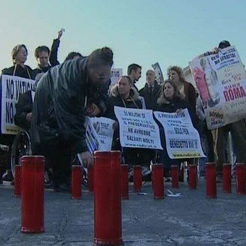 Câteva zeci de italieni l-au întâmpinat pe Papă cu proteste la Vatican 