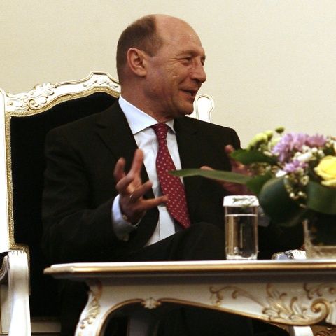 Băsescu spune că nu s-a hotărât dacă va candida la alegerile prezidenţiale. Credeţi că şeful statului ar trebui să intre în cursă pentru un nou mandat?