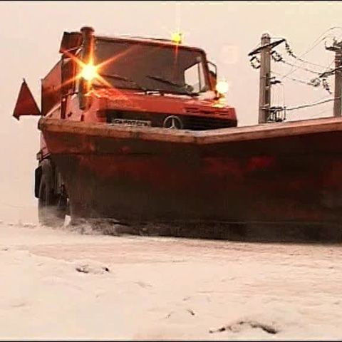 Circulaţia este îngreunată în pasul Tihuţa, din cauza ninsorii 