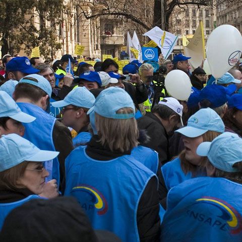 Hundreds of ArcelorMittal Galati employees are cry out against technical unemployment