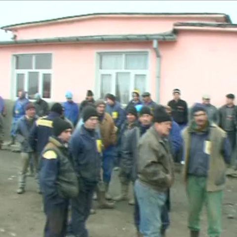 Peste 500 de muncitori din Gorj, care ar fi trebuit să fie disponibilizaţi, îşi vor păstra locurile de muncă