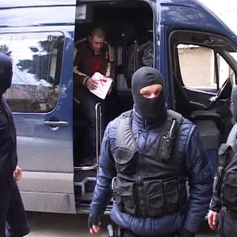 Curtea de Apel Oradea a emis mandat de arestare pe numele a 10 poliţişti bănuiţi de contrabandă cu ţigări