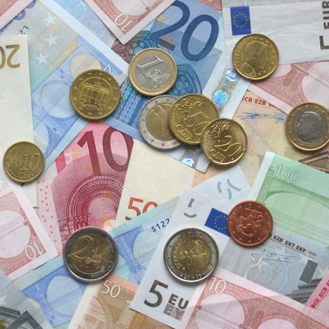 Leul câştigă 0,20%, până la un curs de referinţă de 4,2838 lei/euro, după anunţul acordului cu FMI