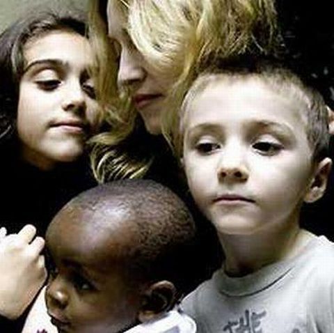 Madonna nu va mai putea să adopte din cauza relaţiei cu Jesus
