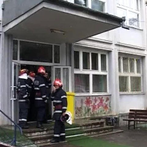 Panoul electric al unei şcoli din Deva a luat foc