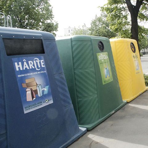 Teatrele, muzeele şi circul din Bucureşti, obligate să colecteze becuri uzate, hârtie şi pet-uri