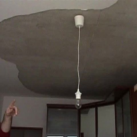 Doi tineri din Cluj, abia mutaţi în casă nouă, s-au trezit cu tavanul făcut bucăţi