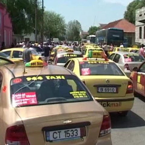 Circa 200 de taximetrişti au protestat la Cluj-Napoca pentru că îşi vor pierde licenţele 