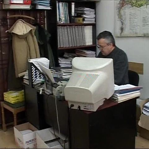 Angajaţii Primăriei Azuga renunţă la sporuri, ca să-şi păstreze serviciul 