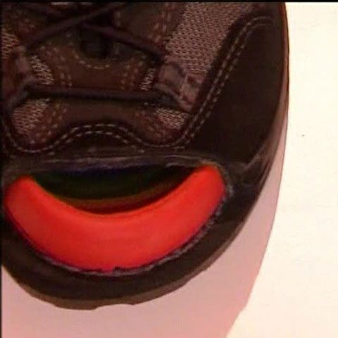 Pantofii care cresc odată cu piciorul vor fi puşi în vânzare din această toamnă