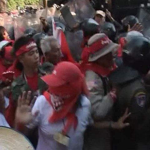 Mii de thailandezi cer demisia guvernului de la Bangkok