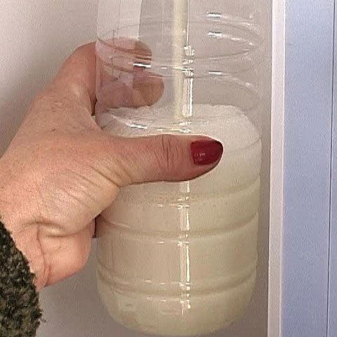 Un fermier din Pantelimon vinde lapte la dozator