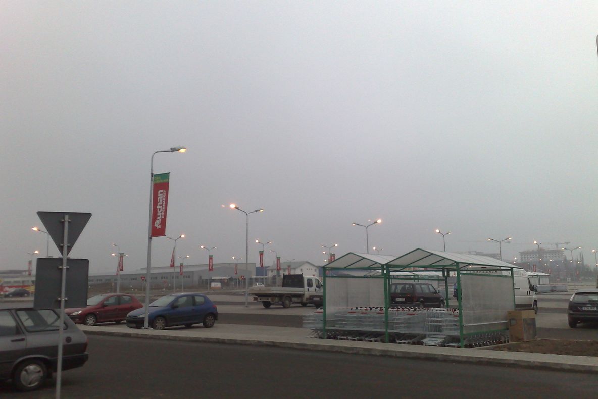 Luminile din parcarea complexului Auchan Militari sunt aprinse zi şi noapte
