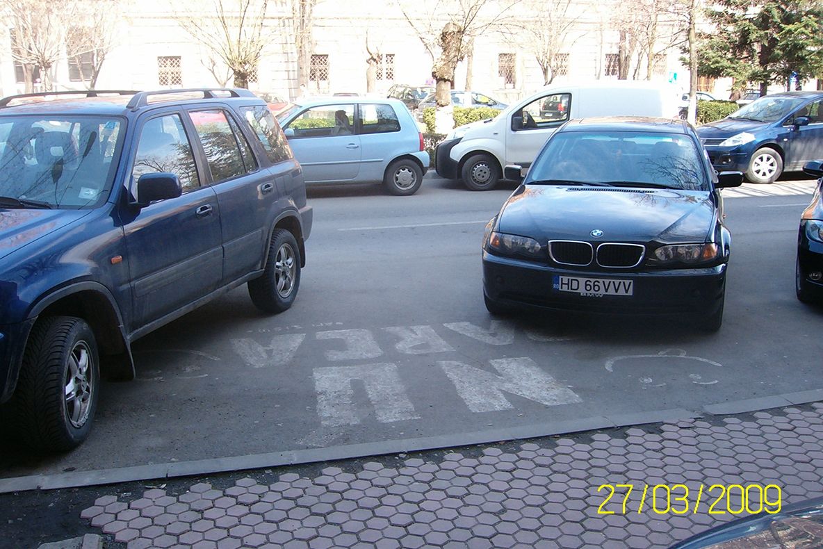 Maşină parcată într-un loc interzis