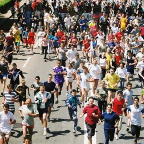 O sută de tineri au participat la Sfântu Gheorghe la un cros împotriva reducerii orelor de sport