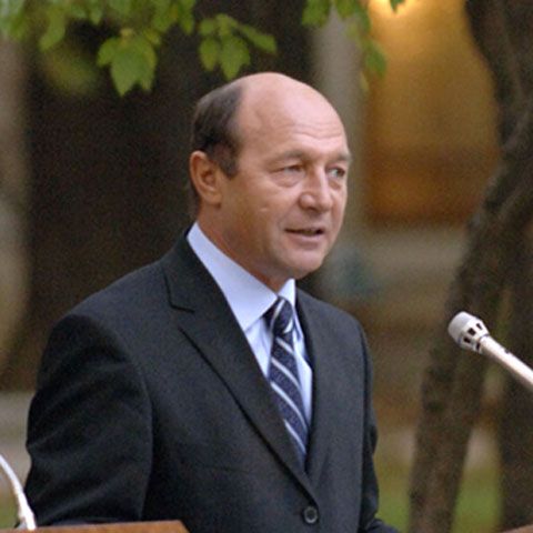 Traian Băsescu: A nu face sport înseamnă să avem generaţii schilodite