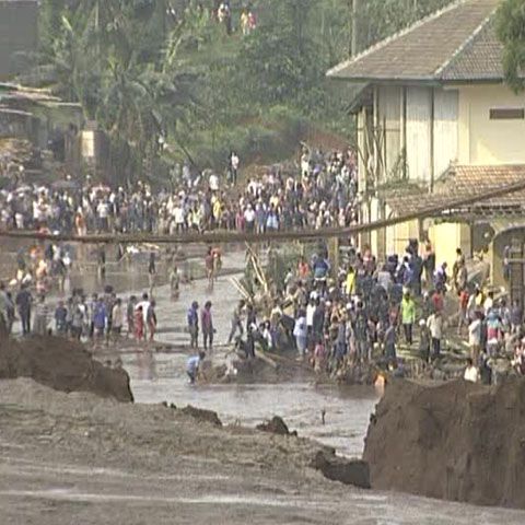 Indonezia: 77 de oameni au murit după ce un lac de acumulare s-a revărsat 