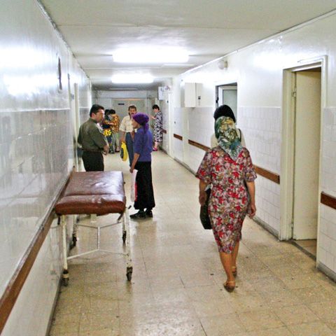 Anchetă la un centru social din Maramureş după ce o femeie a fost opărită în timp ce i se făcea duş