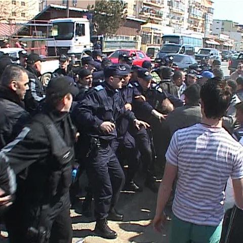 Protestul locatarilor din cartierul Străuleşti, înăbuşit cu gaze lacrimogene