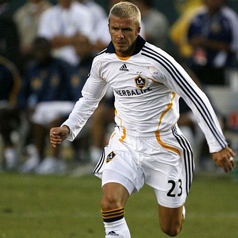 Beckham spune că este onorat că l-a depăşit pe Bobby Moore la numărul de selecţii 