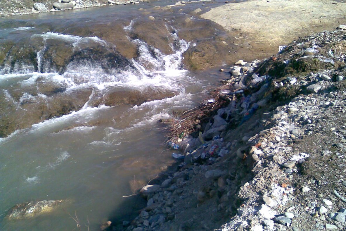 Gunoaie pe râul Jieţ