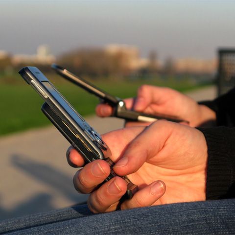 O firmă din Timişoara le trimite părinţilor prin SMS situaţia şcolară a copiilor