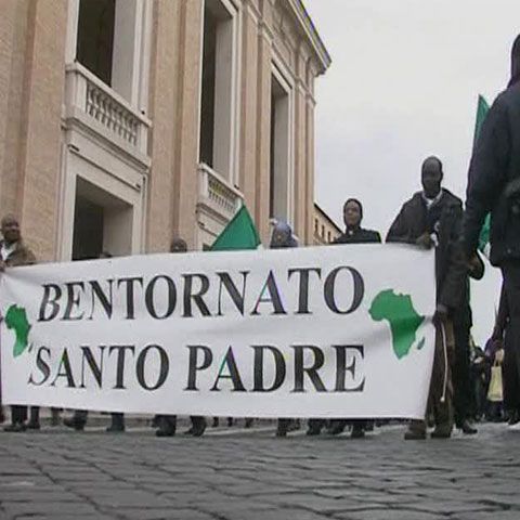 Sute de pelerini din Africa au protestat la Vatican faţă de utilizarea prezervativelor