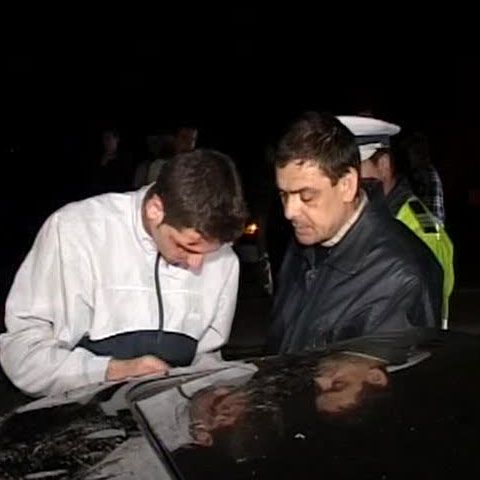 O maşină cu cinci oameni la bord s-a răsturnat din cauza vitezei 