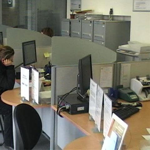 Băncile nu vă mai impun să lucraţi cu carte muncă pentru acordarea unui credit