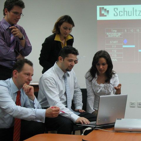 Managerii se aşteaptă la scăderi ale activităţii în industrie şi comerţ