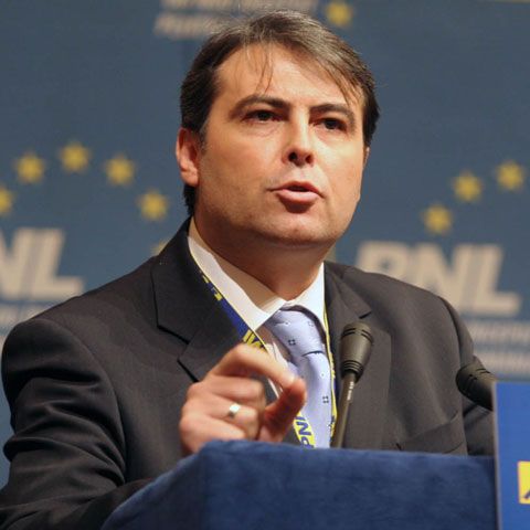 Adrian Cioroianu: Crin Antonescu şi-a făcut o echipă cu liberali dintre prietenii săi  