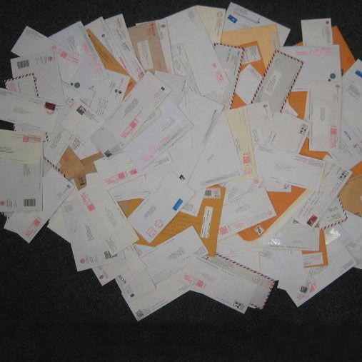 Un poştaş leneş a ascuns scrisorile în garaj, pentru a nu le mai distribui